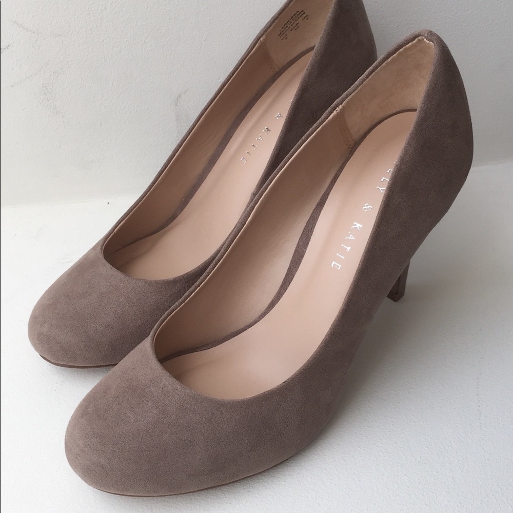 Kelly & Katie nude faux suede pump